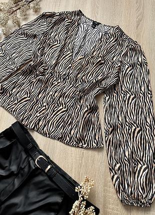 Блузка сатинова в тваринний принт з пишним рукавом та гудзичками