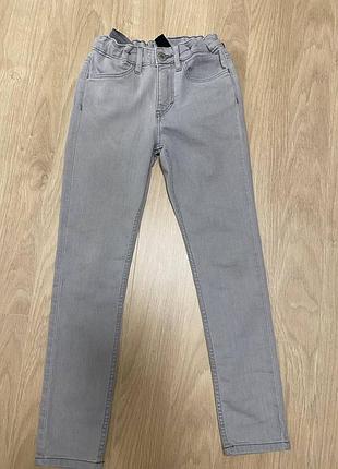 Джинси сірого кольору для хлопчика 9-10 років.