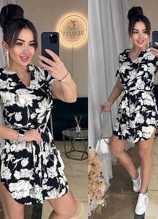 Женское платье в трех разных цветах.