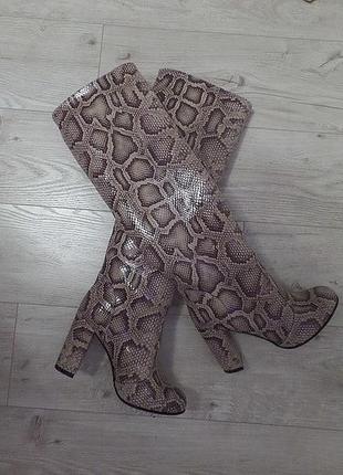 Чоботи труби шкіряні зі шкіри рептилія з круглим  носком на високому підборі 8 см