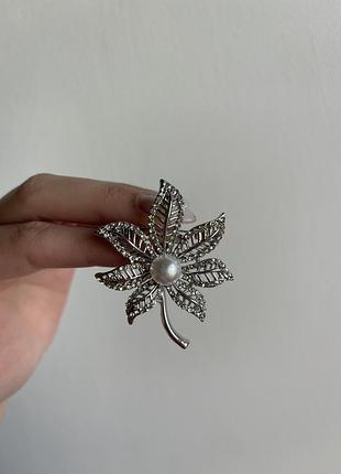 Металева брошка срібний лист із перлиною