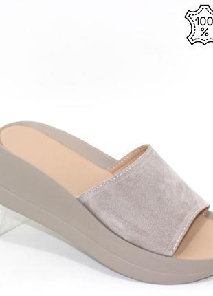 Бежеві жіночі шльопанці з натуральної замші на середній танкетці