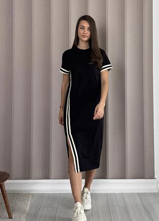 Черное трикотажное платье с лампасами