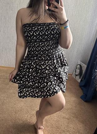 Сукня з відкритими плечима