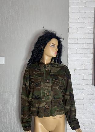 Вкорочена вельветова сорочка з накладными карманами