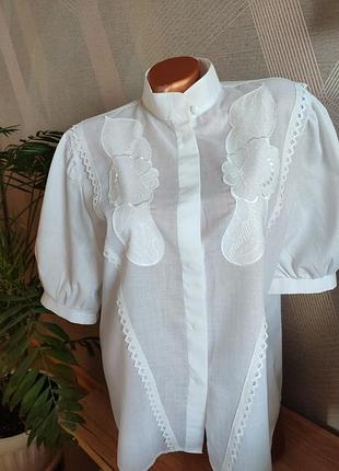 Красивая винтажная рубашка блузка с вышивкой ,кружевом и воротничком стойкой