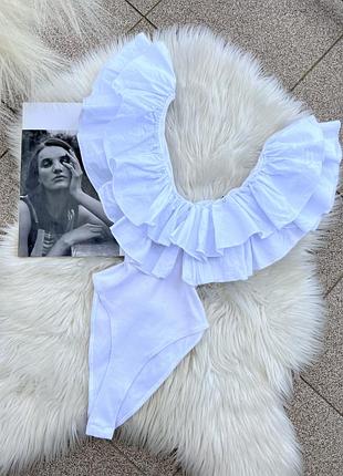 Білий боді у рубчик з воланами zara