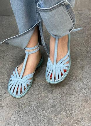 Простые босоножки на низком ходу с тонкими ремешками голубые замшевые