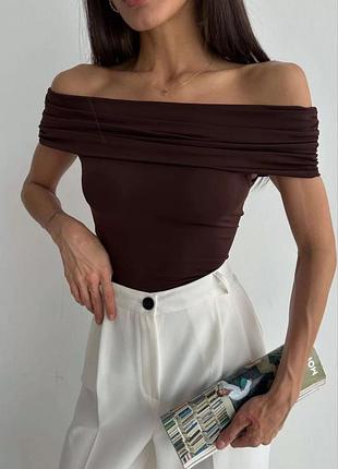 Футболка-топ со спущенным плечом