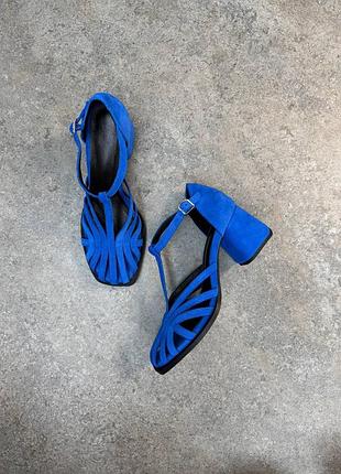 Яскраві сині замшеві босоніжки з закритою п'яткою колір на вибір