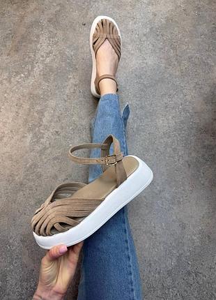 Бажевые замшевые босоножки на массивной подошве на танкетке цвет на выбор