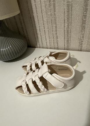 Босоніжки на дівчинку