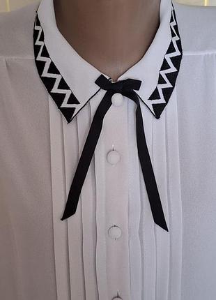 Эффектная белая блузка с акцентным воротничком