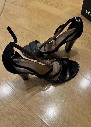 Босоніжки жіночі чорні на підборах