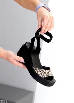 Натуральные замшевые черные с леопардовым босоножки на невысокой танкетке