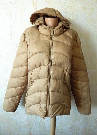 Стьобана куртка з капюшоном