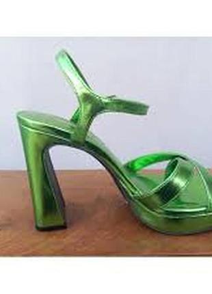 Босоножки на каблуке