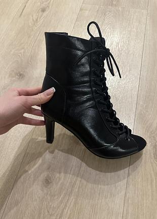 Взуття для танців heels