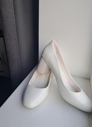 Туфлі білі