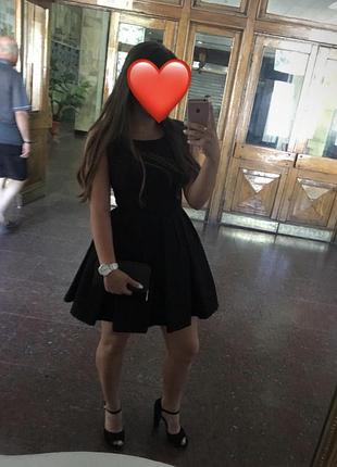 Сукня маленька чорна пишна міні