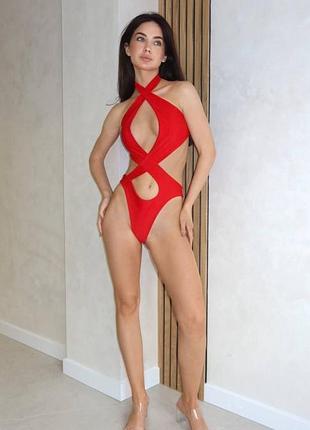 Суцільний червоний купальник на розмір л на завʼязках