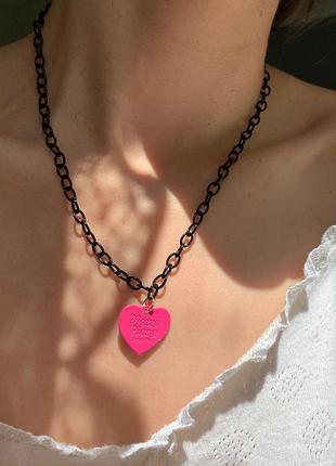 Чорний ланцюг з рожевим серцем