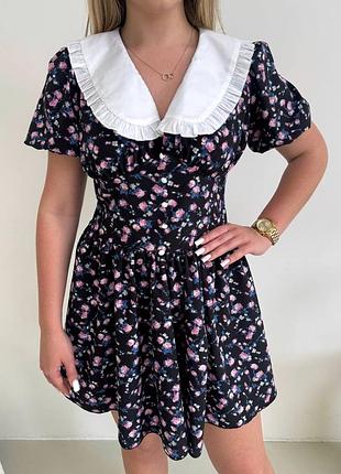 Жіноча стильна сукня з комірцем у квітковий принт