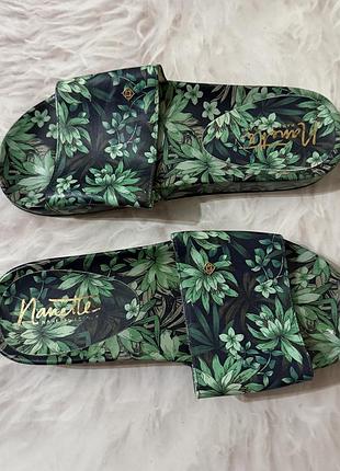 Зелені шльопанці