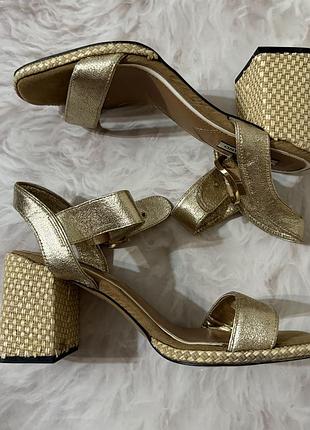 Золотисті босоніжки на підборах
