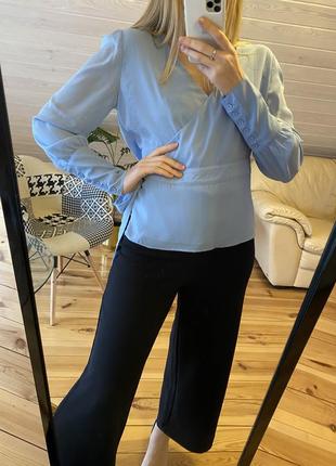 Голубая блузка на запах