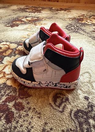 Спортивні високі кросівки