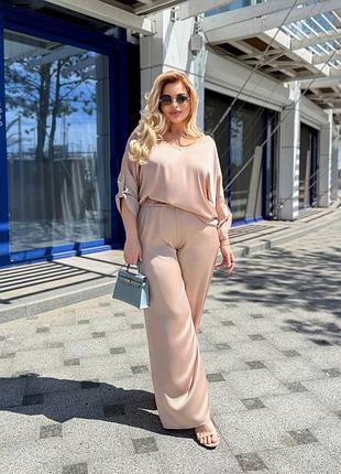 Брючный костюм с блузой