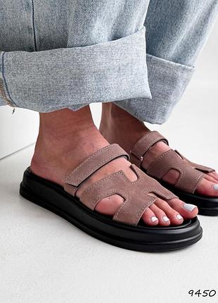 Темно бежеві натуральні замшеві шльопанці шльопки з липучкою на чорній товстій підошві