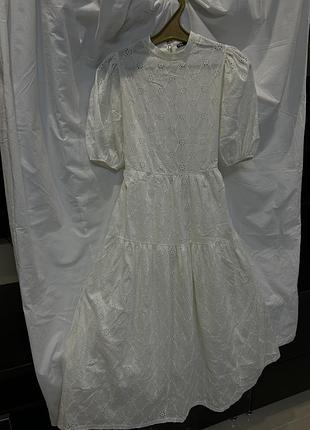 Ніжне молочне плаття бренду zara, відкритою спиною.