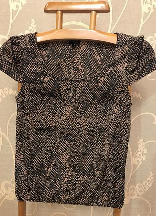 Очень красивая и стильная брендовая блузка в пятнышках.