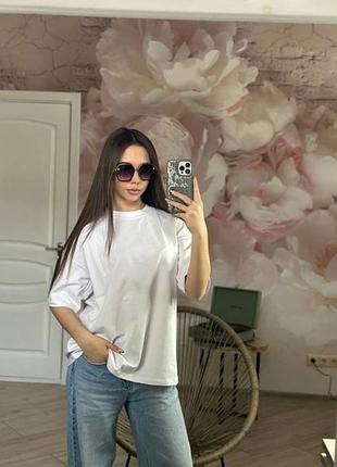 Біла базова футболка