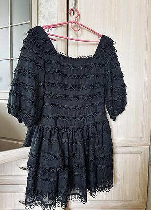 Елегантна чорна сукня з обʼємною вишивкою