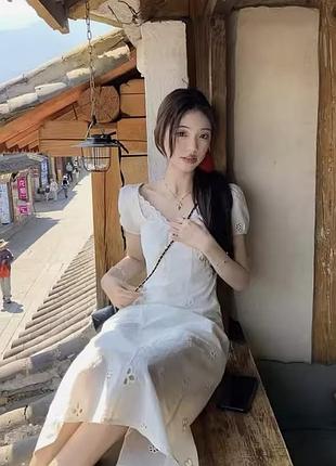 Біла сукня з рукавами-ліхтариками — ідеальний літній образ