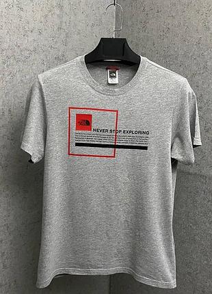 Серая футболка от бренда the north face