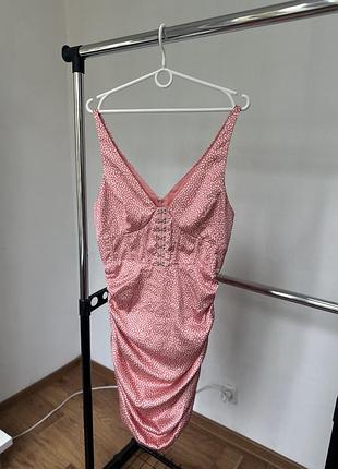 Сатинова сукня корсетна по фігурі зі стяжками по бокам горох