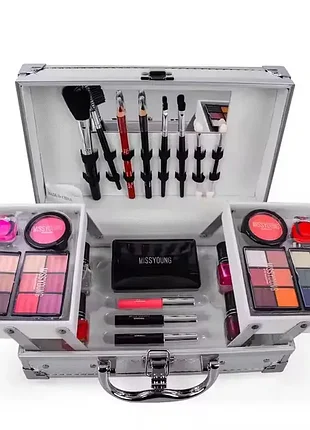 Набор женской косметики в подарочном чемодане