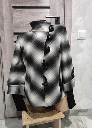 Пальто в клітинку lvi
з вязаними рукавами