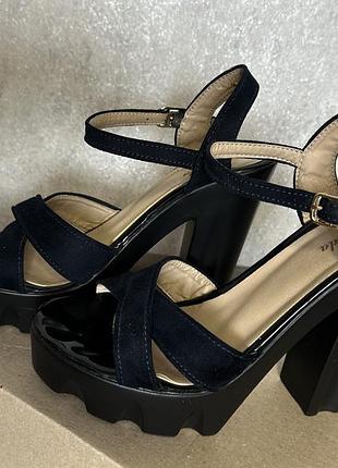 Босоніжки замшеві