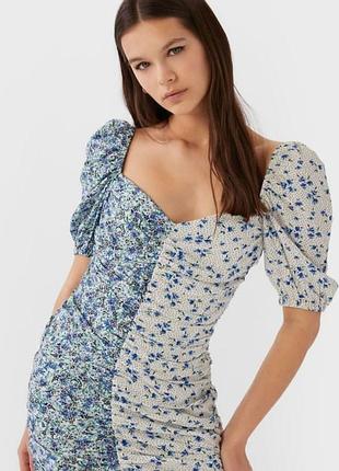 Двухцветное платье с цветочным принтом