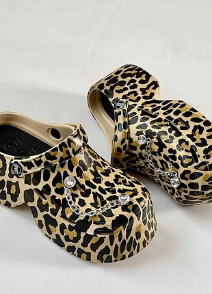 Кроксы женские на утолщенной подошве леопардовые