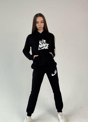 Женские спортивные костюмы