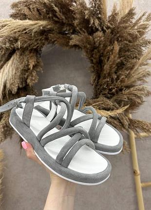 Красивые серые замшевые босоножки белая стелька