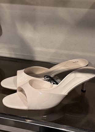 Шльопанці zara