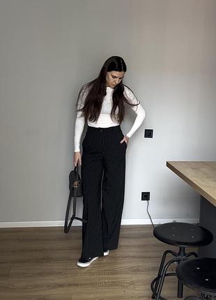 Чорні брюки палаццо в білу смужку