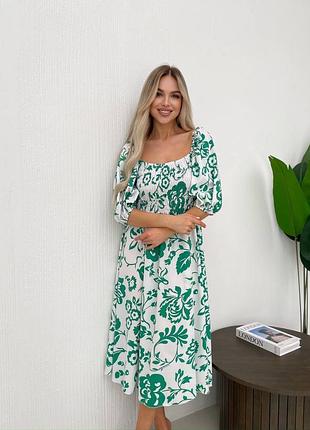 Жіноча яскрава сукня міді у квітковий принт
